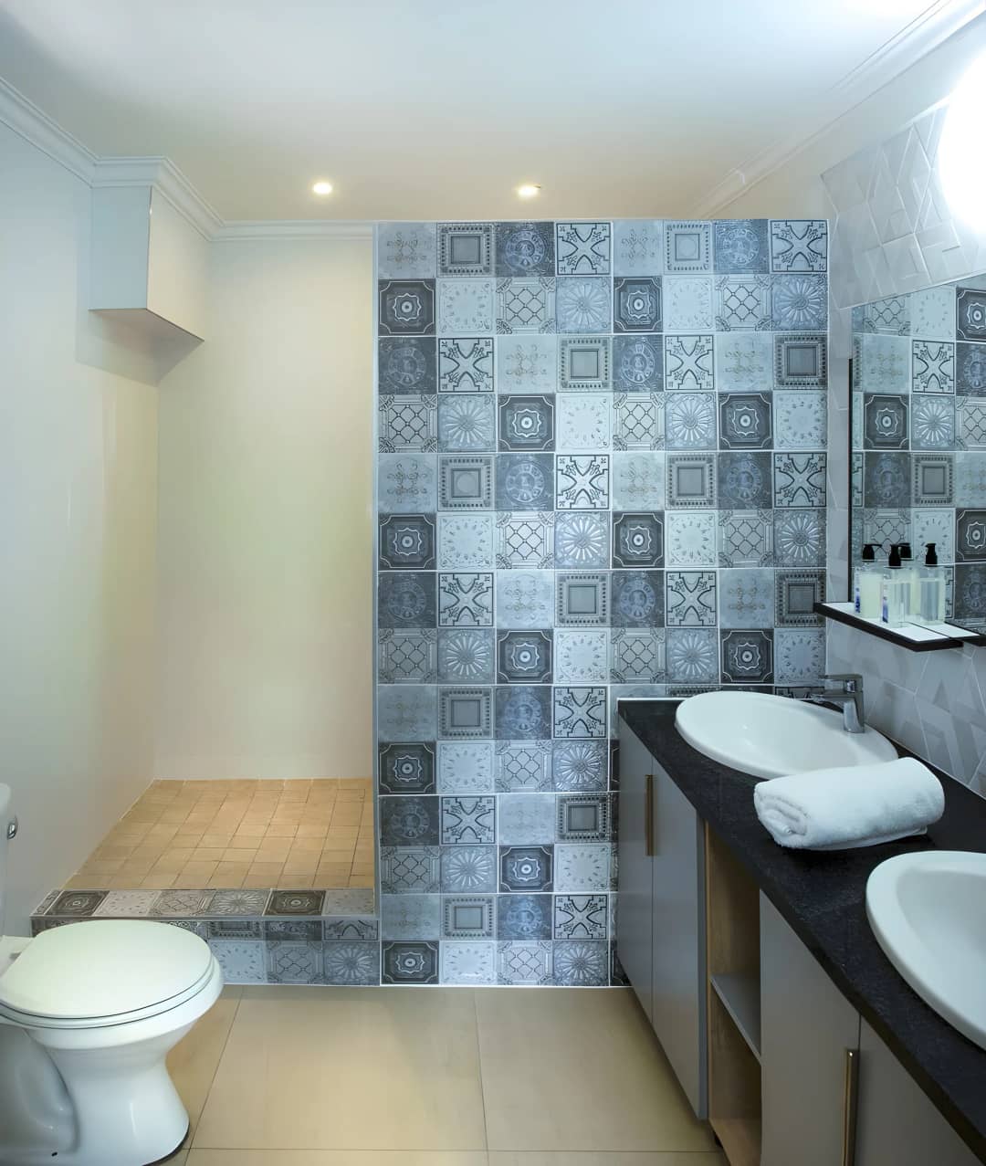 Deluxe Bathroom — Bishops Lodge, Humewood, Gqeberha